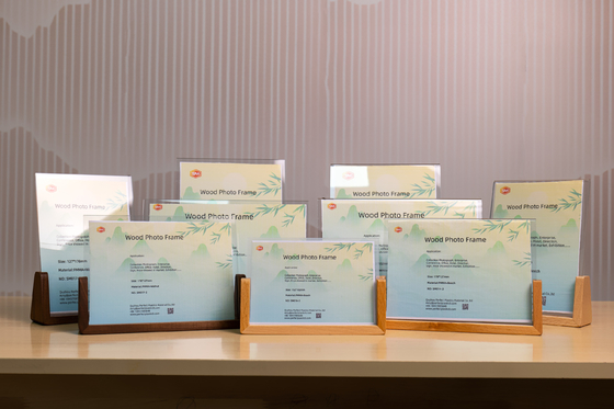 kaufen Mehrfache Walnuss-Bildhalter U-Form Stand Acryl-Fotoraum mit Holzbasis online manufacture