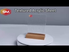 Durchsichtig gestreiftes Acrylblech mit Textur